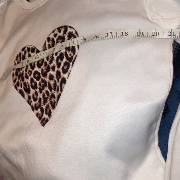 🔥NWOT Cute White Sweatshirt w/ leopard print heart - Picture 9 of 9